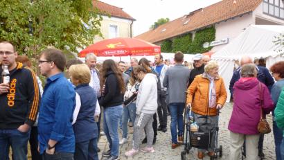 Bild: is
Innerhalb kürzester Zeit bildeten sich lange Schlangen vor der Pizzaausgabe. Aber dabei kam keinerlei Stress bei den Besuchern auf.