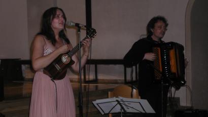 Bild: gis
Teresa Hoerl (Sopran, Ukelele) und Uwe Steger (Akkordeon, Midi-Akkordeon) zauberten ein Lächeln auf die Lippen den begeisterten Konzertbesucher.