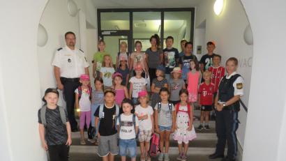 Bild: jzk
Im Ferienprogramm der Stadt Kemnath führten Carsten Landgraf (links) und Stefanie Berthold (rechts) die Kinder durch die Polizeiinspektion Kemnath.