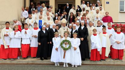 Bild: sck
Nach dem Gottesdienst stellte sich die versammelten Geistlichkeit mit den Ordensfrauen zum Gruppenbild.