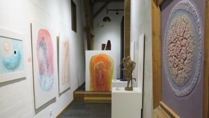 Bild: ubb
Die Werke von Hans-Georg Schulze und Toni Eichinger harmonieren in der gemeinsamen Ausstellung im Kunsthaus Waldsassen sehr gut.