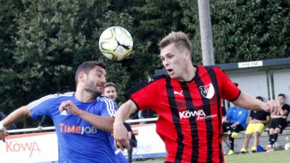 Bild: Hirsch
Der SC Ettmannsdorf drehte das Spiel und gewann gegen den SV Etzenricht mit 2:1. Die Szene zeigt den Etzenrichter Chousein Chousein (links) im Zweikampf mit dem Ettmannsdorfer Timo Vollath.