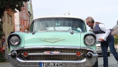 Bild: stg
Bürgermeister Werner Nickl begrüßt auch mehrere Chevrolet-Fahrer am Stadtplatz