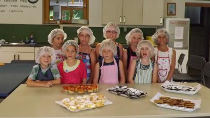 Bild: bö
Kekse, Windbeutel und Pizza-Cups bereiten die Kinder zu.