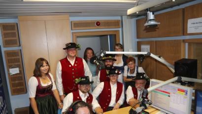 Bild: mfh
Moderatorin Evi Strehl freute sich über die Abordnung der Rosenberger Kirwaleit, die sie am Freitag zu ihrer Live-Sendung „Servus! Musik und Gäste“ ins BR Heimat-Studio nach München eingeladen hatte.