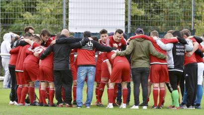 Bild: Ziegler
Inter-Kapitän Albert Sejdiu (Mitte hinten) hält bei den überglücklichen Spielern des SV Inter Bergsteig Amberg im Kreis nach dem Abpfiff die Schlussansprache.