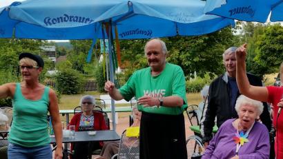 Bild: kdi
Die Senioren feiern im Alten- und Pflegeheim St. Martin in Waldsassen ihr Sommerfest unter dem Motto „Bunt wie der Regenbogen“. Neben vielen Schlagern gibt es dabei auch ein selbstgedichtetes Lied zu hören.