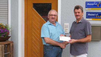 Bild: gz
Zimmerer- und Dachdeckermeister Hans Hanauer (rechts) überreicht Herbert Putzer von der Kinderkrebshilfe ein Kuvert mit 2000 Euro.
