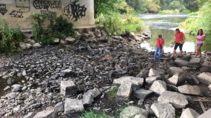 Bild: pjom
Unter der Naabbrücke in Nabburg: Die Felsbrocken sind normalerweise vom Flusswasser bedeckt.