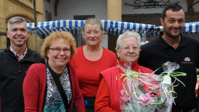 Bild: gf
Blumen gibt es zum Abschied von Gertraud Bunk (von links): der städtische Lebensmittelkontrolleur Lothar Thumbeck, Bürgermeisterin Brigitte Netta, „Standlfrau“ Sieglinde Schweiger, Gertraud Bunk und Wochenmarkt-Initiator Christian Eimer.