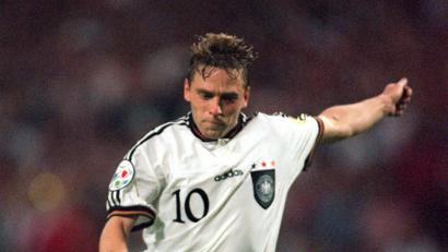 Bild:  Bernd Weissbrod/dpa
Ohne diesen kleinen Mann hätte es 1990 keinen WM-Titel für Deutschland gegeben. In der Qualifikation schoss Thomas „Icke“ Häßler das entscheidende Tor gegen Wales, das die Nationalmannschaft schließlich nach Italien brachte. Nun kommt einstige Edeltechniker für ein Benefizspiel nach Schwandorf.