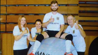 Bild: exb
Tabea Völkl, Nina Kick, Dominik Feistl und Gernot Köcher sind Kin-Ball-Spieler. Derzeit kämpfen sie bei den Europameisterschaften und der Klub-Weltmeisterschaft im slowakischen Trnava um eine mögliche gute Platzierung.