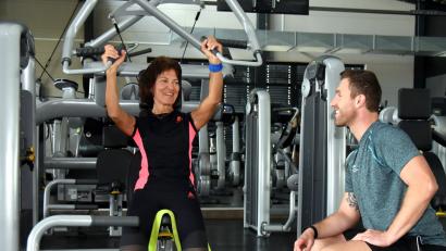 Bild: bgm
Dr. Gudrun Graf geht mit gutem Beispiel voran. Sie will mehr Menschen zu einer gesünderen Lebensweise und vor allem zu mehr Sport bewegen. „Sport spart Pillen“, sagt die Internistin. Mit ihrem Personal Trainer Markus Maier feilt die Notärztin auch an ihrer eigenen Fitness.