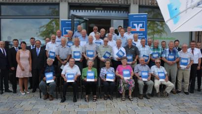 Bild: jr
Für 50 Jahre Mitgliedschaft in der Volksbank Raiffeisenbank Nordoberpfalz werden diese Mitglieder im „Seenario“ ausgezeichnet. Vorstand Hermann Ott (links), sowie seine Führungskräfte überreichen die Ehrenurkunden und dankte für die Treue zur genossenschaftlichen Idee.