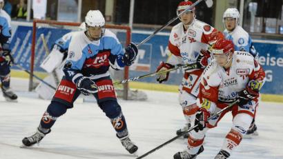 Bild: gb
Der Crimmitschauer Benjamin Kosianski schnappt sich die Scheibe vor Philipp Siller (links): Die Blue Devils verloren das erste Vorbereitungsspiel gegen den DEL2-Club aus Sachsen mit 1:6.