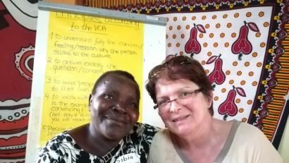 Bild: do
„Löwin“ nennt das Dorf im Mosocho-District ihre Oma Sibia. Als Vorkämpferin gegen das Beschneidungsritual bekam sie vom Stamm diese Ehrenbezeichnung. Mit Oma Sibia Nyamber verbindet Elisabeth Merkl ein inniges Verhältnis.