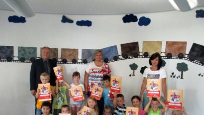Bild: exb
Im Kindergarten St. Antonius in Kümmersbruck zeigen die Kinder mit Sparkassen-Filialleiter Hans Luschmann, Sabine Galli von der Kita-Leitung und Kursleiterin Claudia Röhrer ihre Zertifikate.