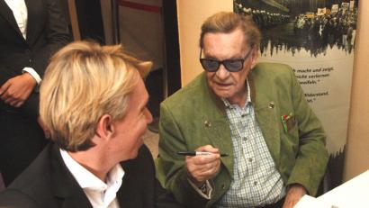 Bild: Hirsch
Der Schauspieler Helmut Berger (rechts) nahm sich nach dem Film Zeit für eine Autogrammstunde.