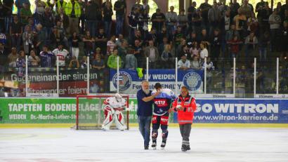 Bild: exb
Das ist bitter: Marcel Waldowsky (Mitte) erlitt im Testspiel gegen Crimmitschau einen Jochbeinbruch.