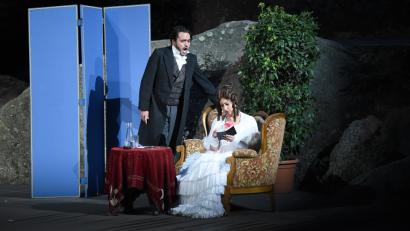 Bild: Tobias Schwarzmeier
Noch versucht Violetta (Anna Erxleben) das Liebeswerben Alfredos (Carlos Moreno Pelizari) zu ignorieren.