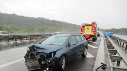 Bild: exb
Das Auto prallte in die rechte Schutzplanke und kam entgegengesetzt zur Fahrtrichtung auf dem Standstreifen zum Stehen.