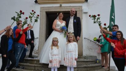 Bild: jr
Begleitet von den zwei Brautmädchen Ida (links) und Marie verließ das Brautpaar die Kirche in Leonberg.