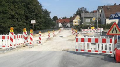 Bild: Gemeinde Kümmersbruck
Derzeit kann die Vilstalstraße in Theuern auch im Baustellenbereich mit Ampelregelung befahren werden. Ende August/Anfang September ist hier vorübergehend eine Vollsperrung nötig.