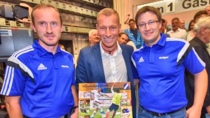 Bild: no
Mit einer Schautafel, die Markus Othmer in verschiedenen Szenen beim Hallenmasters des SVI zeigt, bedanken sich der Vorsitzende Martin Luber (links) und der Gesamtorganisationsleiter Holger Kellner (rechts) beim Moderator für die Möglichkeit, die Livesendung „Blickpunkt Sport“ im Studio mitzuerleben.