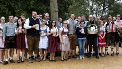 Bild: Hirsch
Die Kirwapaare bedankten sich bei den Tanzlehrern Anita und Alfred Merl sowie bei den Musikanten Andreas Fischer und Tobias Müller für die Unterstützung.