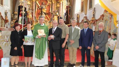 Bild: ral
Nach den Ansprachen gab es Abschiedsgeschenke für Pfarrer Johann Wutz von Pfarrgemeinderat, Kirchenverwaltung und Gemeinde (von links): Elisabeth Ott, Sigrid Bogner, Bürgermeister Georg Köppl, Andreas Schmid, Thomas Salzl, Hans Beer und Alois Wildenauer.