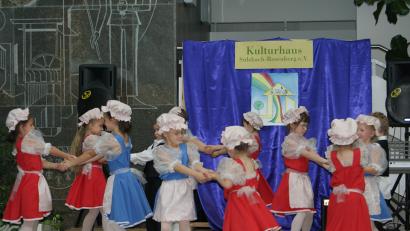 Bild: VHS
In der Herzogstadt laufen viele Integrationsbemühungen. Ein Teil davon spielt sich auf kultureller Ebene ab, wie hier bei einem Auftritt der Kindertanzgruppe Sonnenschein des Vereins Kulturhaus, der sich um familienorientierte Integration von Menschen mit Migrationshintergrund kümmert.