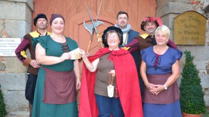 Bild: gi
Helene Rolle (rechts) von der Kinderkrebshilfe freut sich über die Spende von 250 Euro, die Christina Fischer (links) von der Laienspielgruppe „Gensbloud & G´schling“ überreicht.