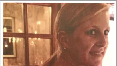 Bild: Polizei Oberpfalz
Die Frau gab sich als „Stefanie Herrmann“ aus. Angeblich stammt sie aus dem Raum Delmenhorst. Das Foto der Gesuchten ist rund zehn Jahre alt.