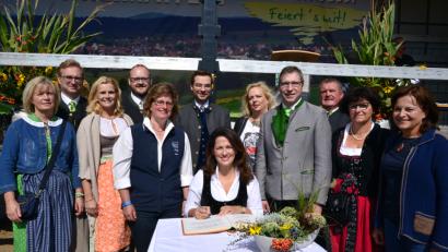 Bild: bey
Bayerns Landwirtschaftsministerin Michaela Kaniber wird bei ihrem Eintrag iins Goldene Buch eingerahmt von Kreisbäuerin Josefine Kick, MdL Alexander Flierl. , Pleysteins Zweiter Bürgermeisterin Andrea Lang, Landrat Andreas Meier, Erika Sauer, Vorsitzende des Fleischrinderverbandes Bayern, Landtagskandidat Stephan Oetzinger, Stadträtin Dagmar Nachtigall, Bürgermeister Hermann Ach, BBV-Kreisobmann Josef Fütterer, Bezirksbäuerin Rita Blümel und MdB Marlene Mortler.