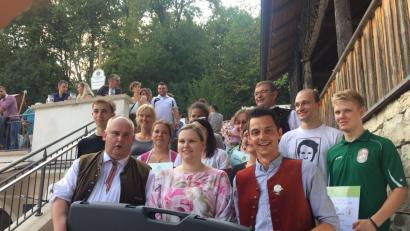 Bild: exb
Tittings Schützenmeister Richard Eder, Gewinnerin Julia Helgert und Brauereichef Fritz Gutmann junior (von links) mit dem Preis für Platz eins und den weiteren Top-8-Platzierten.