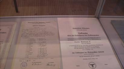 Bild: bjp
Schulnoten sind keine Orakel: Der allenfalls mäßige Realschüler Andreas D. baut 1939 mit "sehr gutem" Examen den Dr. med., wie diese zwei Dokumente aus der Sonderausstellung des Kemnather Museums belegen.