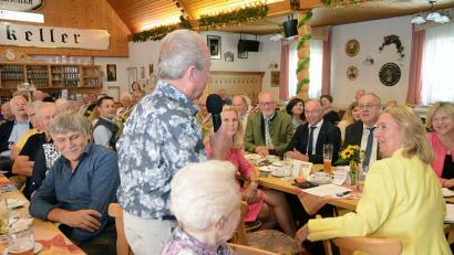 Bild: Schönberger
Erich Schieder, ehemals zweiter Bürgermeister von Floß, wagt die erste Wortmeldung bei der Fragerunde im Postkellersaal. Er will von Staatsministerin Kerstin Schreyer (im gelben Blazer) wissen, warum Supermärkte nicht verpflichtet sind, öffentliche Toiletten einzurichten. Von einer landesweiten Vorschrift hält die CSU-Ministerin jedoch wenig. Jede Kommune könne das für sich regeln oder eigene Lösungen finden, argumentiert sie.