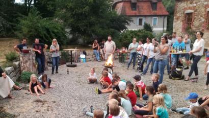 Bild: gi
Ein Ferienfest feierten die Musketiere der Mittagsbetreuung der Trautwein-Grundschule mit ihren Eltern und Leiterinnen an der Mühlschleif.