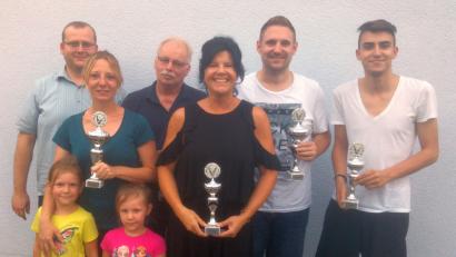 Bild: xs
Im Rahmen des Keglerfestes von Gut Holz 70 Pressath wurden die Clubmeister mit Pokalen geehrt. Von links nach rechts: . Vorsitzender Gerhard Fuchs, Kristin Marsmann, Detlef Götz, Martina Elsner, Benjamin Reiter und Stefan Wirth.