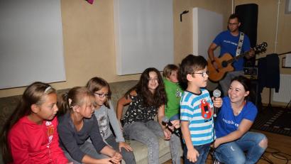 Bild: fjo
Nina Schiller hält das Mikrofon und Samuel traut sich, das Lied von "Hänsel und Gretel" zu singen.