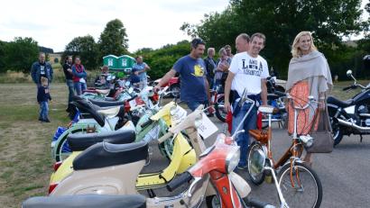 Bild: bey
Motorräder, Motorroller und Mopeds stehen in Reih und Glied. Die Eigentümer geben Auskunft über Alter, Motorstärken und Zustand der Gefährte.