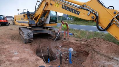 Bild: twi
Im Wasserleitungsbau geht es voran: Polier Stefan Mößbauer zeigt das Schieberkreuz neben der Kreisstraße nach Damelsdorf.