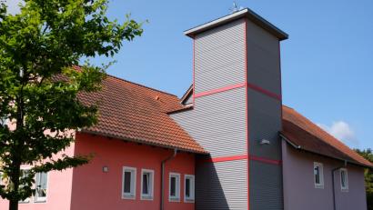 Bild: do
An der Nordseite des Gerätehauses (Bild) planen die Speinsharter Brandschützer und die Gemeinde einen Anbau von circa 80 Quadratmetern. Die Räumlichkeit soll zur Aufbewahrung der Schutzkleidung und als Umkleide für die Aktiven dienen. Mit der räumlichen Trennung von Umkleide und Fahrzeughalle möchte die Wehr auch den Einbau einer teuren Abgasanlage für Dieselmotor-Emissionen in der Fahrzeughalle vermeiden.