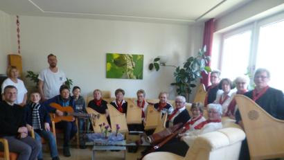 Bild: kwl
Ein besonderer Hoffnungsstrahl sind für die Schwerkranken in der Palliativstation im Neustädter Krankenhaus der weiche Gesang der Familienmusik König und die sanften Klänge der Veeh-Harfen.