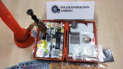 Bild: Polizeiinspektion Amberg
Diesen Rauschgift-Bauchladen mitsamt Geldvorräten stellen die Polizeibeamten bei einem 23-Jährigen sicher.