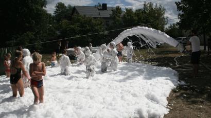 Bild: wro
Wasser marsch! Dazu eine seifige Portion Badeschaum: Beim Ferienprogramm der FFW Schönhaid-Leugas hatte jeder seinen Spaß.