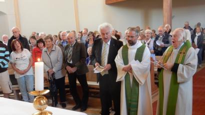 Bild: tml
Die beiden Zelebranten Pfarrer Stefan Prunhuber und Pfarrer i. R. Ferdinand Kohl (von links) mit den zahlreichen Gläubigen beim Gottesdienst in der Wallfahrtskirche Maria Loreto.
