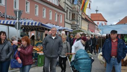 Bild: jr
Erstmals lädt die Stadt Tirschenreuth zum Herbstmarkt ein: Am Sonntag, 2. September. Ähnlich wie bei bisherigen Märkten (Bild) sind rudn 50 Fieranten von 8 bis 18 Uhr am Marktplatz für ihre Kunden da. Die Tirschenreuther Fachgeschäfte laden zudem von 11 bis 16 Uhr zu einem besonderen Programm ein.
