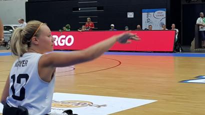 Bild: exb
Die 27-jährige Ambergerin Svenja Mayer freut sich über den dritten Platz bei der Weltmeisterschaft der Rollstuhlbasketballerinnen.
