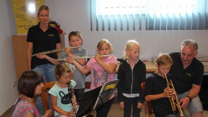 Bild: kro
Unter fachmännischer Anleitung durften die Kinder Blasinstrumente ausprobieren.